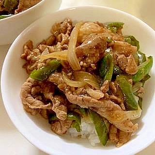 豚こまとピーマンと玉ねぎと青椒肉絲の素で　豚丼